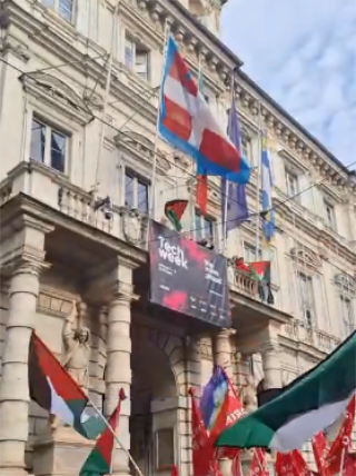Torino, bandiere palestinesi al Palazzo Civico: l’iniziativa di alcuni consiglieri durante il corteo
